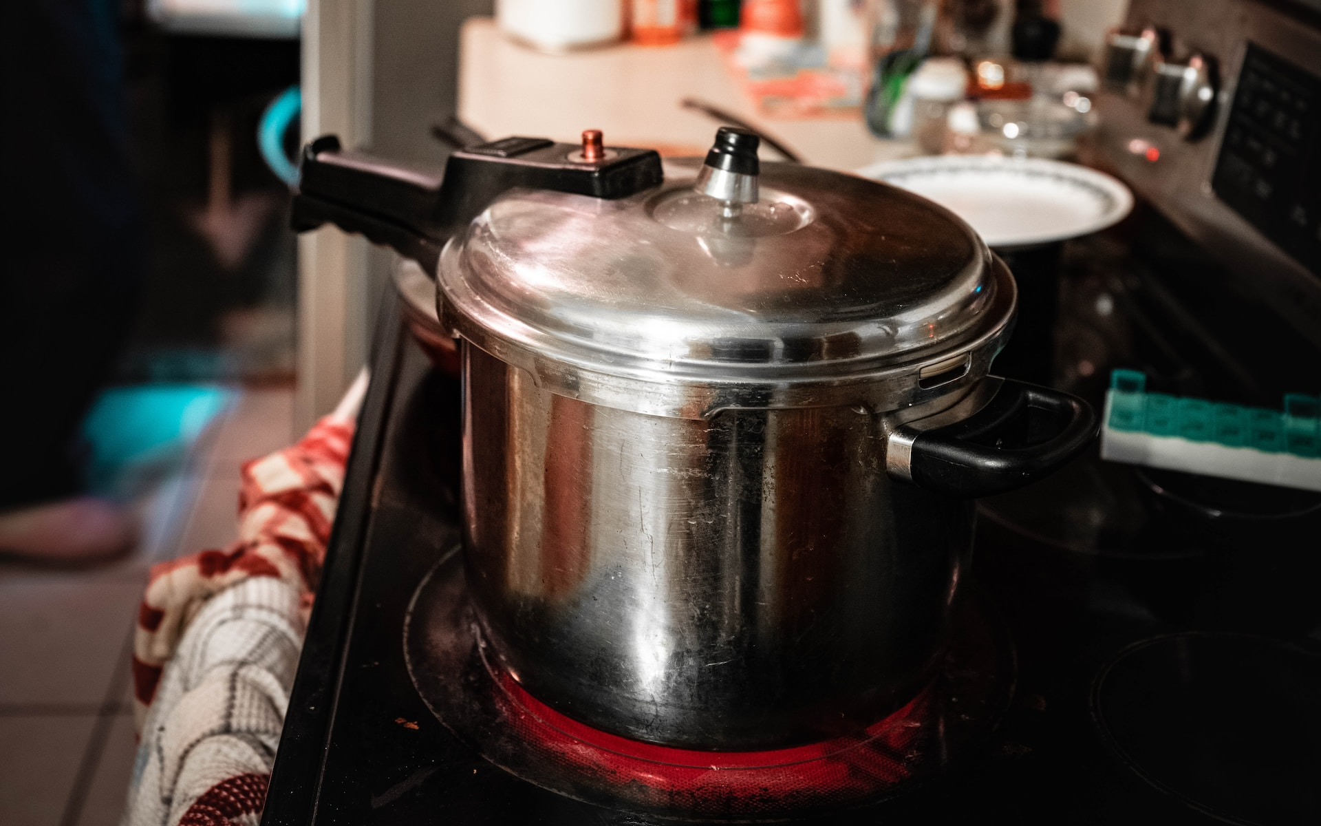 You are currently viewing Can I Carry Pressure Cooker In Flight? Know Your Travel Rights.